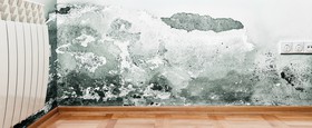 Yγρασία στον τοίχο από το έδαφος