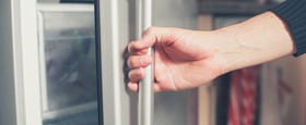 5 φυσικοί τρόποι να διώξεις τις δυσάρεστες οσμές από το ψυγείο
