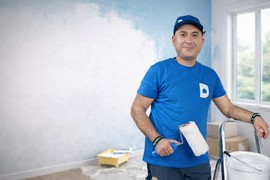 Γιάννης Καλύδης, κορυφαίος ελαιοχρωματιστής, με εργαλεία βαφής σε αστικό σπίτι - Οδηγός για βάψιμο σπιτιού