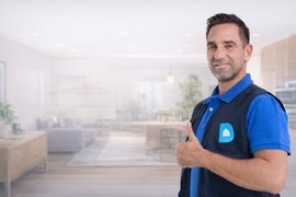 Άνδρας με γαλάζιο μπλουζάκι σε σύγχρονο χώρο
